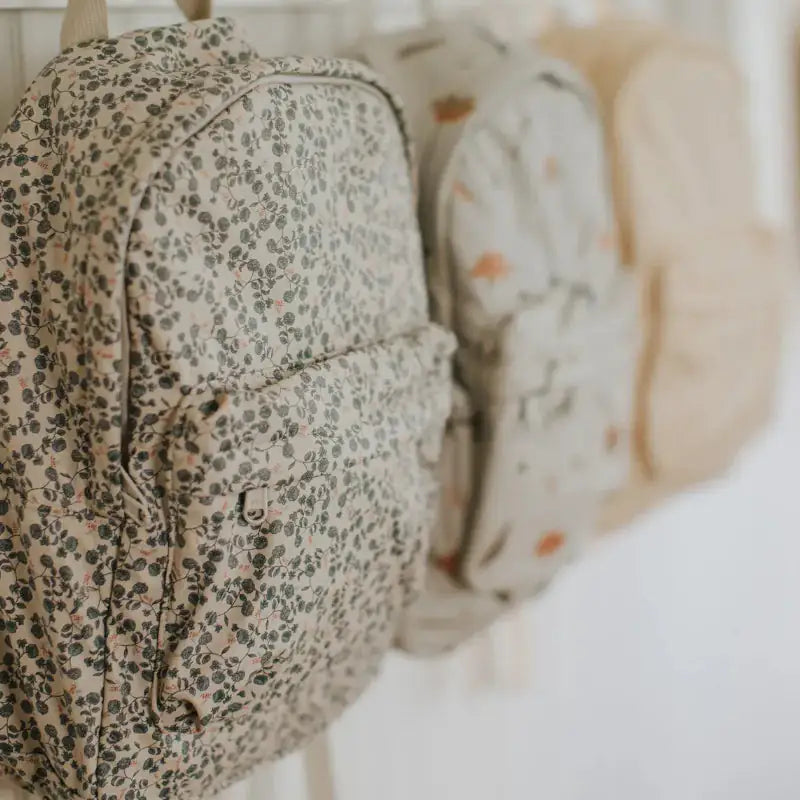  plusieurs sacs à dos accrochés