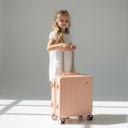 Enfant utilisant une valise enfant à roulettes format cabine